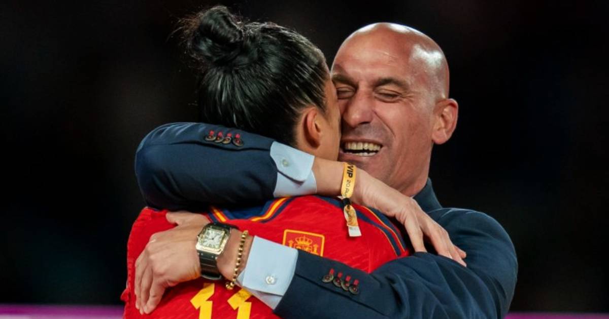Hiszpańska Federacja Piłki Nożnej wzywa do pilnego zgromadzenia w sprawie pocałunku Rubialesa z Jenny Hermoso – Fox Sports