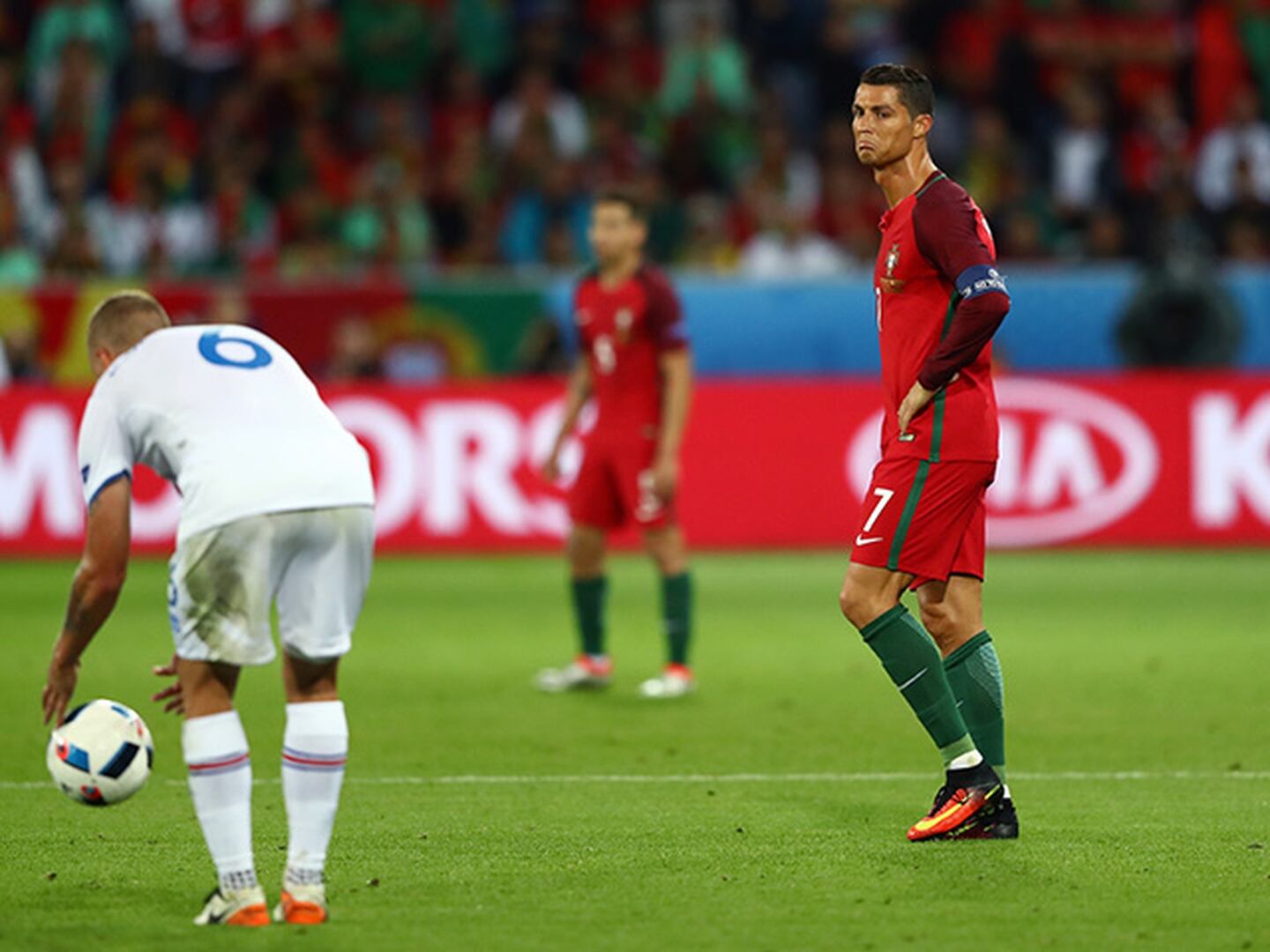 ¡Flojo debut! Portugal no pudo con Islandia