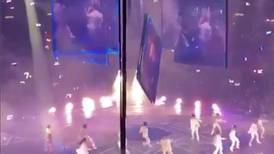 Una pantalla golpea a dos bailares de Mirror, un grupo de k-pop