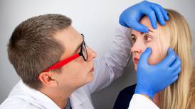 ‘Moscas volantes’ en tus ojos: ¿Qué es la miodesopsia, enfermedad que afecta tu vista? 