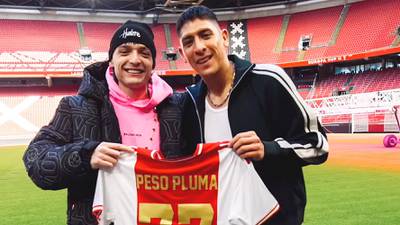 Edson Álvarez recibe a Peso Pluma en estadio del Ajax de Ámsterdam ‘con regalo y todo’