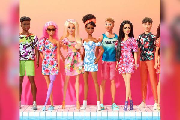 Barbie por la inclusividad: Mattel saca muñecas  con discapacidad auditiva y vitiligo