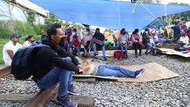 La CNTE protesta en Uruapan: bloquean vialidades con tráilers y queman neumáticos
