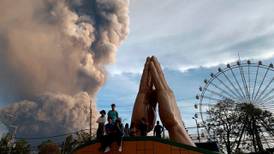 Volcán filipino hace erupción y arroja ceniza en Manila