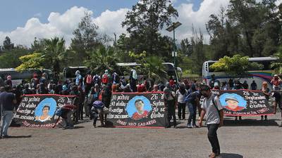9 años de Ayotzinapa: Normalistas protestan en zona militar de Chilpancingo