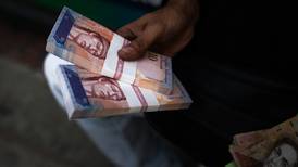 Salario mínimo en Venezuela alcanza para comprar una playera... en 7 meses