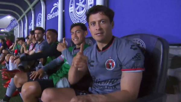 Fernando Madrigal mira las cámara y ¡manda saludo a su esposa en pleno Mazatlán vs Tijuana! | VIDEO