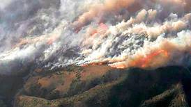 Incendios provocan evacuaciones de 60 mil residentes al sur de California