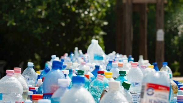 Insta experta de FCQ a reciclar residuos plásticos