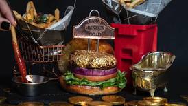 Va con cátsup y oro: Así es la hamburguesa de 24 quilates de Tijuana 