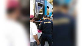 Tren Ligero y taxi chocan en Coyoacán; hay suspensión parcial del servicio