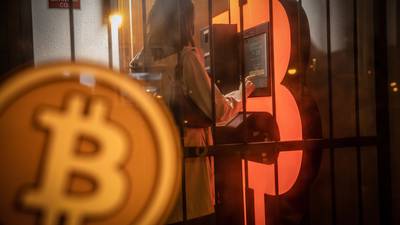 ¿Adiós brillo? El valor del Bitcoin está 50% debajo de su pico de noviembre