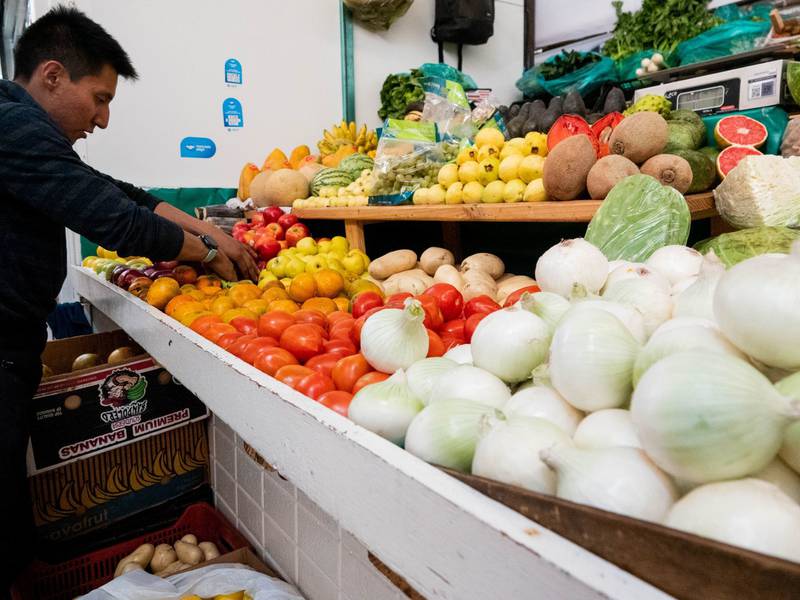 Inflación ‘rebelde’: Acelera a 4.65% en abril por impulso de frutas y verduras  