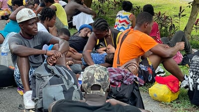 Caravana de migrantes recorre por segundo día camino rumbo a centro del país
