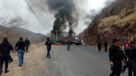Civiles armados bloquean carretera en Michoacán con camión quemado