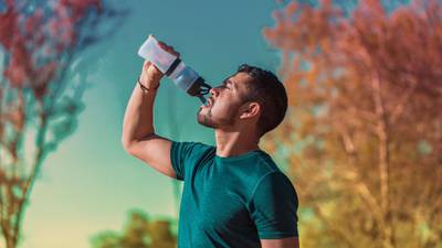 ¿Con qué calmas la sed? Estas son 4 bebidas para combatir el calor y mantenerte hidratado