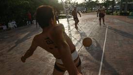 Con todo y bola de 2.5 kg, Yucatán 'revive' el juego de pelota maya