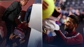 ¡Lamentable! Mientras Novak Djokovic firmaba autógrafos fue impactado por una botella metálica | VIDEO