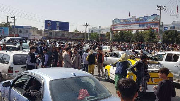 Pánico en Afganistán: Personas tratan de abordar como sea aviones para escapar de Kabul