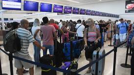 Sin regreso a casa: Pasajeros fiesteros en vuelo de Canadá a México quedan varados en Cancún