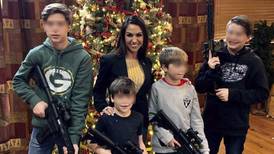 ¿Otro republicano? Congresista Lauren Boebert posa en foto con sus hijos armados