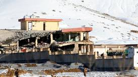 Suman 45 muertos en ataque talibán a base de Afganistán