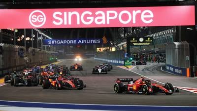 Carlos Sainz gana el GP de Singapur 2023 por ‘un pelito’: ¿‘Checo’ Pérez ya no es el ‘Rey de las calles’?