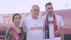 Aficionados de la Roma casi le sacan una lágrima a Mourinho con emocionante momento (VIDEO)