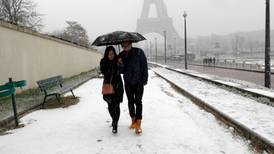 Francia en alerta por niveles peligrosos de nieve
