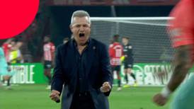 ¡Festejó con todo! La épica celebración del Vasco Aguirre tras el gol de su Mallorca en la Final de Copa del Rey