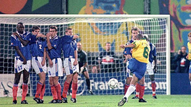 Se cumplen 22 años del golazo de tiro libre de Roberto Carlos contra Francia