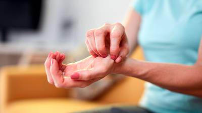 ¿Qué son los ‘dedos COVID’, el síntoma poco frecuente de la enfermedad?