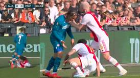 ¡Xavi Simons estalló contra Jorge Sánchez! Se calentaron los ánimos en el Ajax vs PSV (VIDEO)