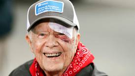 Expresidente de EU Jimmy Carter es hospitalizado con fractura de pelvis
