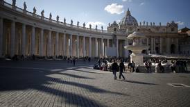 Alto funcionario del Vaticano renuncia por acusaciones de acoso