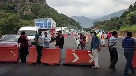 Pobladores de Tepoztlán bloquean La Pera-Cuautla por incumplimiento en obras