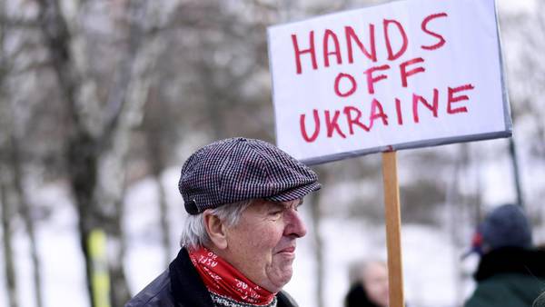 Rusia inicia evacuación de personal de su embajada en Ucrania