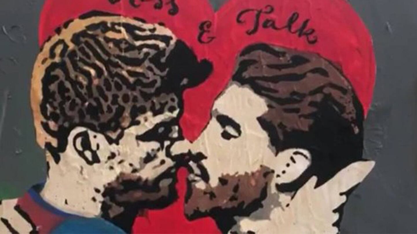 Lo volvió a hacer: Artista hizo grafiti con un beso entre Piqué y Ramos