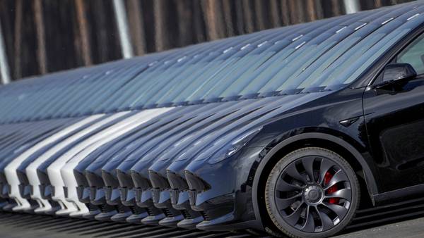 Tesla se mete al ‘corazón’ de los fabricantes de autos en Europa; abre primera fábrica en Alemania