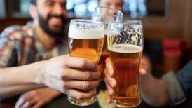 ¿Se puede tomar cerveza en la hora de comida de la jornada laboral? Esto dice la ley