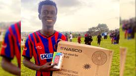 Qué PREMIAZO: Regalan VENTILADOR y un celular al jugador del partido en Ghana