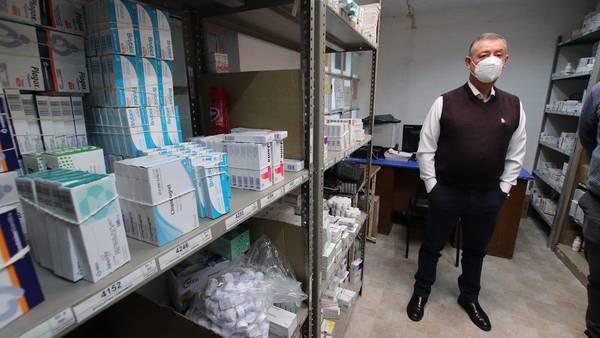 Infectólogo Macías cuestiona ‘tratamiento homeopático’ contra COVID  del director del ISSSTE