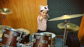 ‘Los sueños se cumplen’: Emma, baterista de 9 años, conoce a Taylor de Foo Fighters