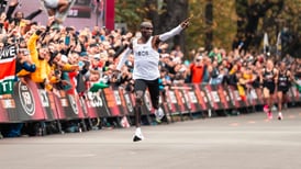 Keniano Eliud Kipchoge, primer humano en romper la barrera de las 2 horas en el maratón
