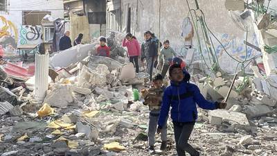 Israel ataca Rafah, ciudad de Gaza a donde más de 1 millón de personas huyeron para refugiarse