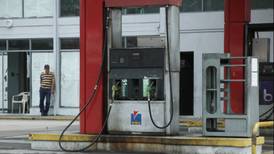 Escasez de gasolina llega a Caracas tras restricciones de EU