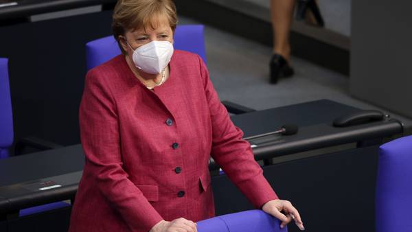 Merkel da ‘voto de confianza’ a AstraZeneca: recibe dosis contra COVID de la farmacéutica