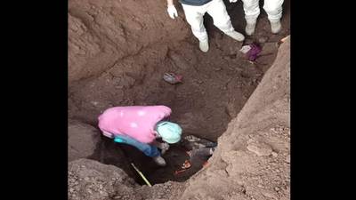 Mueren dos obreros sepultados por alud de tierra en Salvador Escalante, Michoacán