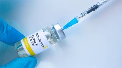Vacuna COVID de AstraZeneca tiene mayor probabilidad de provocar trombosis, afirma estudio