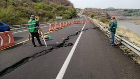 Mega grieta provoca cierre de la autopista Siglo XXI en Michoacán